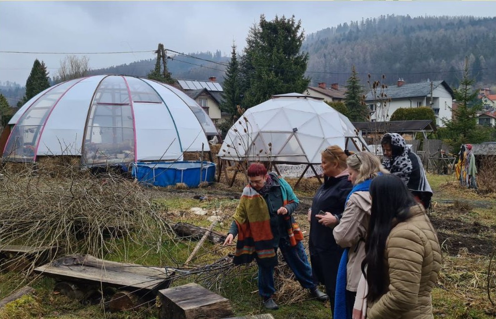 Visita participativa de HOPE a un huerto de permacultura en Polonia